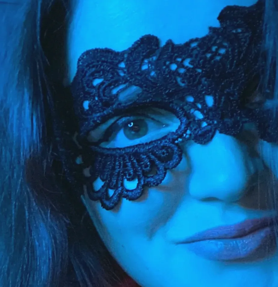 Amina, 29