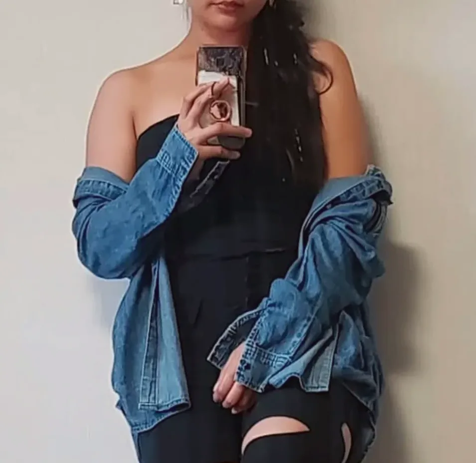 Dalia, 28