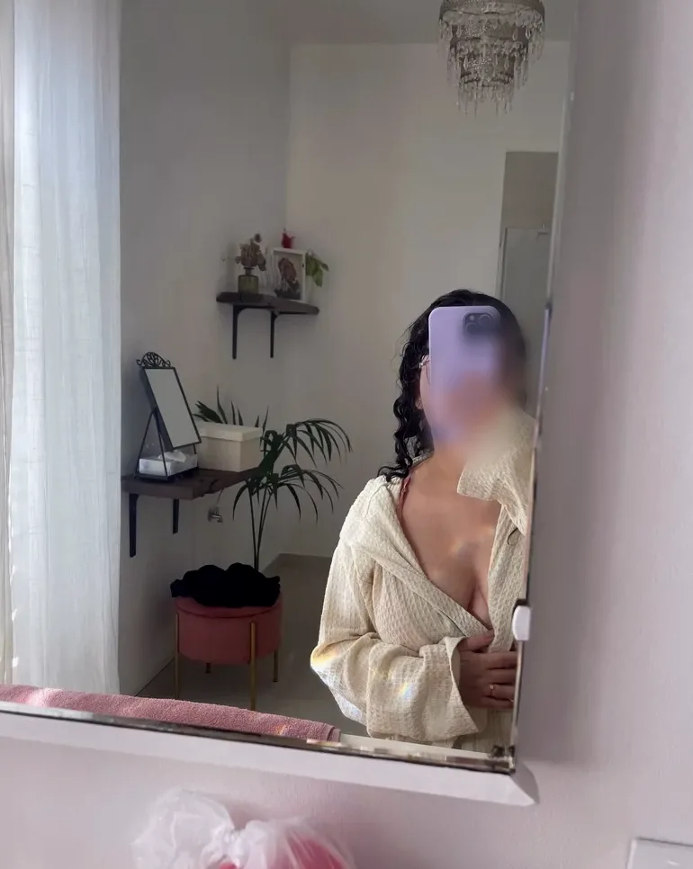 Nora, 24